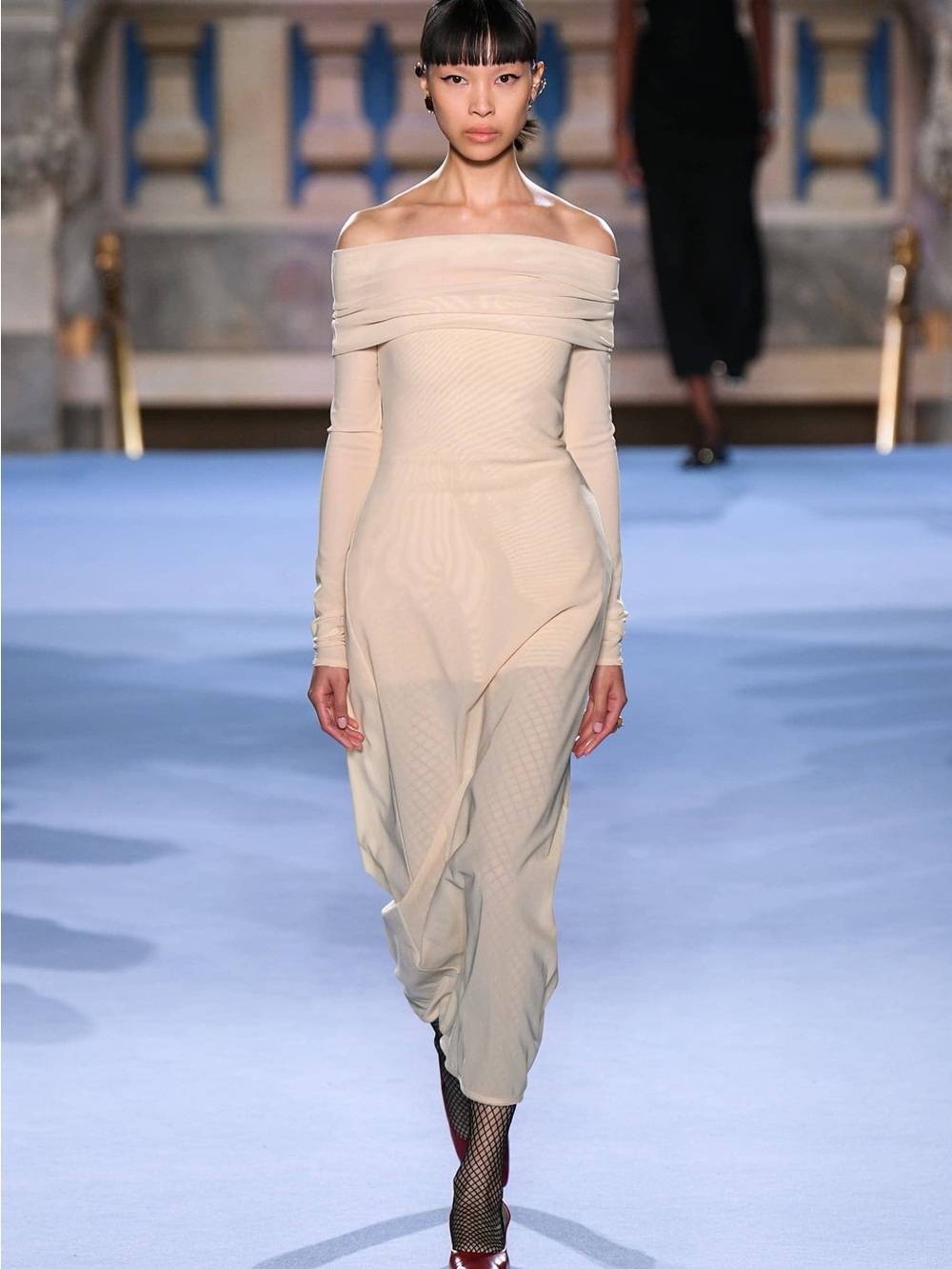 Tory Burch Fall 2023 Off-Shoulder Cream Bodycon Midi Dress size 6